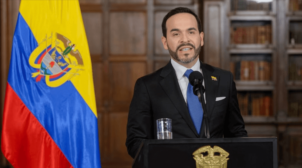 Manos de una persona mayor sobre una mesa listas para el pago de Colombia Mayor.